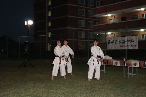 長崎国際大学の空手道部の学生たち