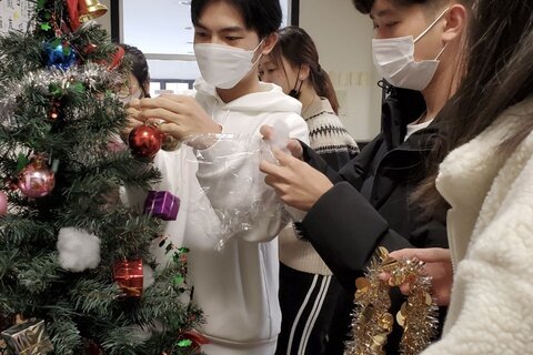 クリスマスツリーの飾りつけ