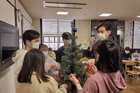クリスマスツリーの飾りつけ