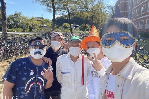 ミッション②各グループで選んだ『先生か職員』を探して一緒に写真を撮り『お菓子交換チケット』を貰います。