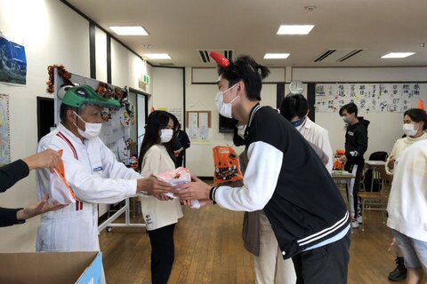 お菓子配り