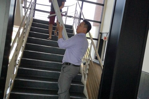 パーティーの準備をする先輩たち