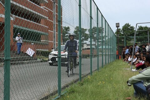 ヒューマンスクール早岐の方々による交通指導